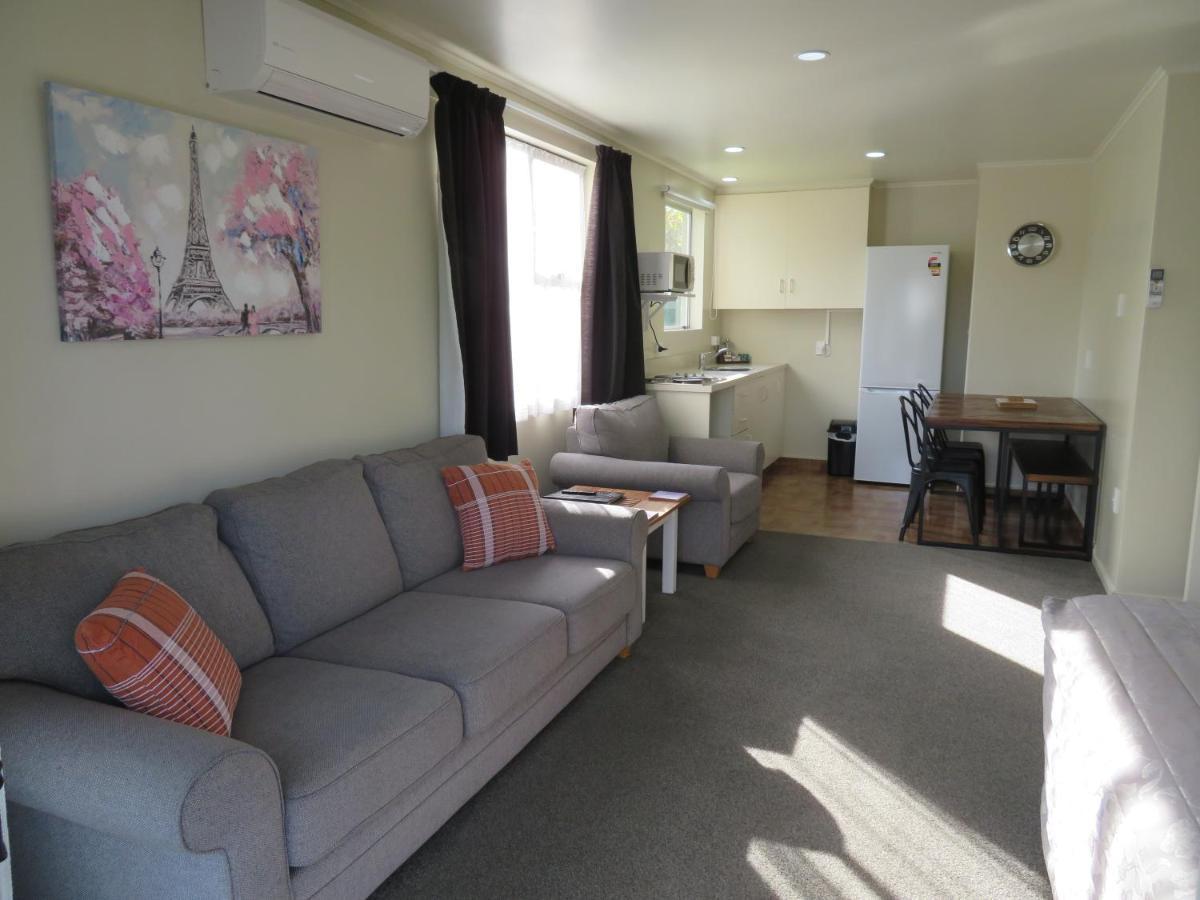 Commodore Court Motel Blenheim Bagian luar foto